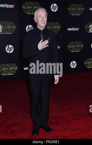 Anthony Daniels 12/14/2015 'Star Wars The Force weckt 'Premiere im Dolby Theatre in Hollywood, CA Foto von kazuki Hirata/HNW/PictureLux Stockfoto