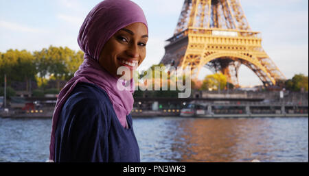 Gerne schöne junge muslimische Frau sightseeing vom Eiffelturm und der Seine Stockfoto