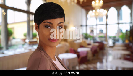 Hübsche Geschäftsfrau im nobelrestaurant posieren für Portrait Stockfoto