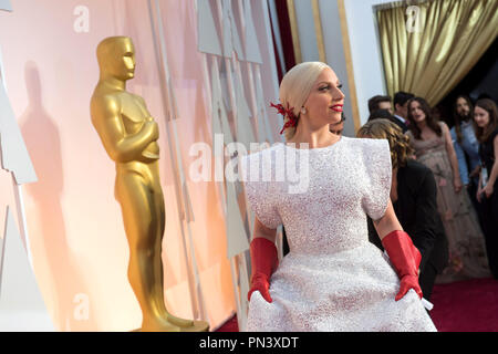 Interpret, Lady Gaga kommt für die Live ABC Telecast der 87 Oscars® auf der Dolby® Theater in Hollywood, CA am Sonntag, den 22. Februar, 2015. Datei Referenz # 32566 416 THA nur für redaktionelle Verwendung - Alle Rechte vorbehalten Stockfoto