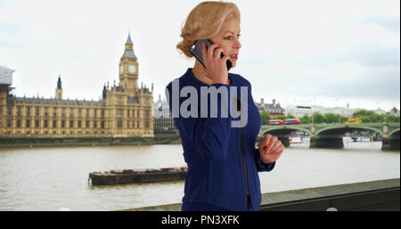 London Geschäftsfrau, die dringender Anruf zu Ihrem Kunden Stockfoto