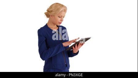 Portrait der kaukasischen Geschäftsfrau Videochats Tablet im Home Office Stockfoto