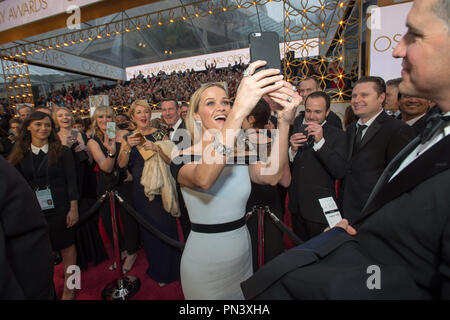 Reese Witherspoon, Oscar®-nominiert für die Leistung der Hauptdarstellerin, für die Arbeit an "Wilden" kommt für die Live ABC Telecast der 87 Oscars® auf der Dolby® Theater in Hollywood, CA am Sonntag, den 22. Februar, 2015. Datei Referenz # 32566 448 THA nur für redaktionelle Verwendung - Alle Rechte vorbehalten Stockfoto