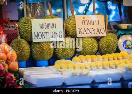 Bangkok, Thailand - 23 April, 2017: Bio Früchte wie Mangostan, Apple, Durian und Dragon Obst zum Verkauf an oder Tor Kor Markt, einem der weltweit Stockfoto