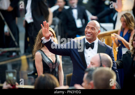 Dwayne Johnson, Oscar® Presenter, kommt für die Live ABC Telecast der 87 Oscars® auf der Dolby® Theater in Hollywood, CA am Sonntag, den 22. Februar, 2015. Datei Referenz # 32566 666 THA nur für redaktionelle Verwendung - Alle Rechte vorbehalten Stockfoto