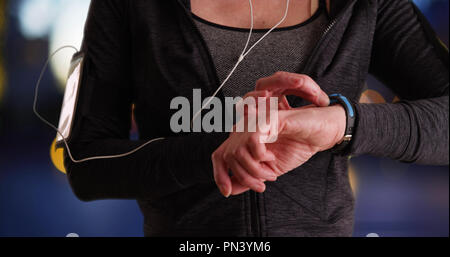 In der Nähe der reifen Frau mit smartwatch Jogger Stockfoto