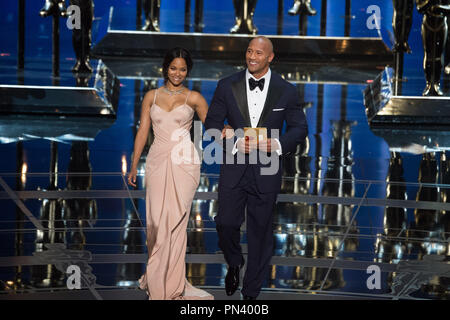 Zoe Saldana und Dwayne Johnson an der Dolby® Theater in Hollywood, CA am Sonntag, 22. Februar 2015 während der Live ABC Telecast der 87 Oscars®. Datei Referenz # 32567 214 THA nur für redaktionelle Verwendung - Alle Rechte vorbehalten Stockfoto