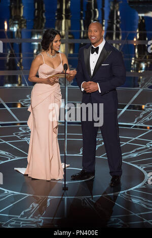 Zoe Saldana und Dwayne Johnson an der Dolby® Theater in Hollywood, CA am Sonntag, 22. Februar 2015 während der Live ABC Telecast der 87 Oscars®. Datei Referenz # 32567 215 THA nur für redaktionelle Verwendung - Alle Rechte vorbehalten Stockfoto