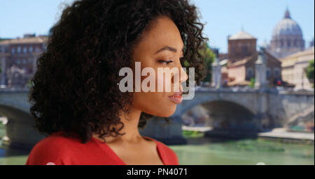 Nachdenklich, afrikanische Frau aus den Blick in die Ferne in Rom Italien an einem sonnigen Tag Stockfoto