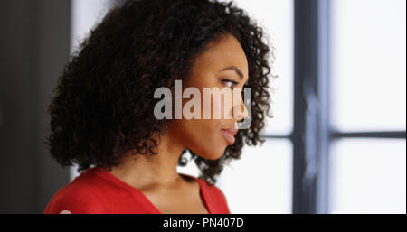 Junge schwarze Lady tief in Gedanken im Innen- Einstellung Stockfoto