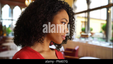 Junge schwarze Lady tief in Gedanken im Restaurant Stockfoto