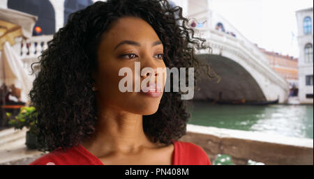 Afroamerikanische Mädchen denken zu sich selbst und weg schauen-in Venedig Stockfoto