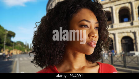 Entspannt junge afrikanische Frau genießen Sie die Atmosphäre in der Straße, die von römischen Kolosseum Stockfoto