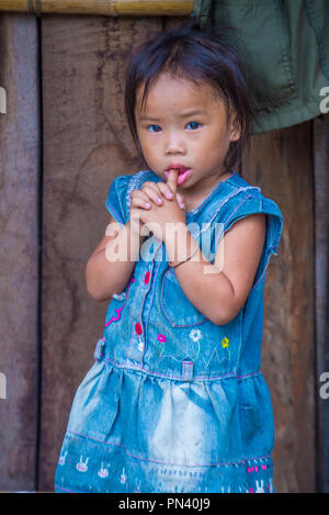 Laotisches Kind aus dem Dorf Bam Phoansa in Laos Stockfoto