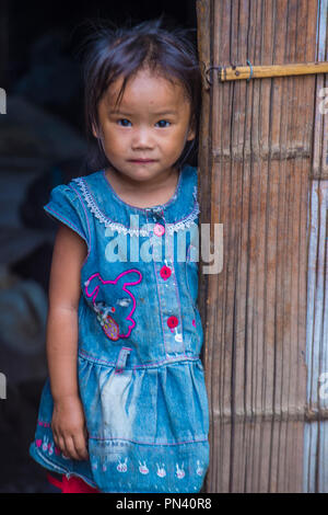 Laotisches Kind aus dem Dorf Bam Phoansa in Laos Stockfoto