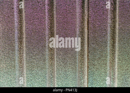 Silber Dach Isolierung grobe Falten Folie Textur. Dämmplatten auf Decke in der Nähe bis Hintergrund installiert. Silberne Folie Isolierung für Wärme schützen Stockfoto