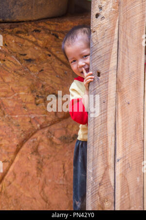 Laotisches Kind aus dem Dorf Bam Phoansa in Laos Stockfoto