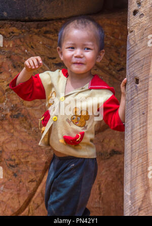 Laotisches Kind aus dem Dorf Bam Phoansa in Laos Stockfoto