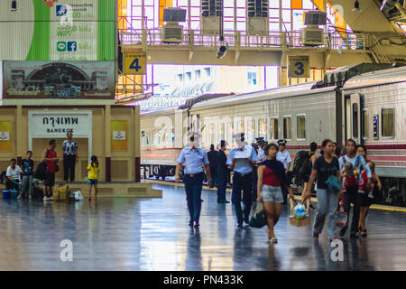 Bangkok, Thailand - 23 April, 2017: Züge aus den ländlichen Provinzen eingetroffen Bangkok Bahnhof mit der Passagiere kommen in dieser Stadt zu arbeiten. Stockfoto