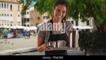 Ziemlich lächelnde Kellnerin in Italien mit Tablett mit Kaffee Getränke Stockfoto