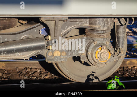 Jahrgang alte Bahn Rad mit kleinen Baum auf die rostigen Eisenbahn. Stockfoto