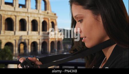 Junge Fotograf in Italien konzentriert sich Kamera und Foto durch römische Kolosseum Stockfoto