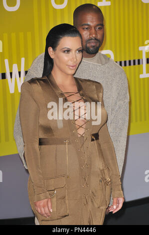 Kanye West & Kim Kardashian-West an der 2015 MTV Video Music Awards statt, die in den Microsoft Theater in Los Angeles, CA am Sonntag, 30. August 2015. Foto von PRPP PRPP/PictureLux Datei Referenz # 32704 034 PRPP 01 nur für redaktionelle Verwendung - Alle Rechte vorbehalten Stockfoto