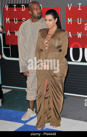 Kanye West & Kim Kardashian-West an der 2015 MTV Video Music Awards statt, die in den Microsoft Theater in Los Angeles, CA am Sonntag, 30. August 2015. Foto von PRPP PRPP/PictureLux Datei Referenz # 32704 035 PRPP 01 nur für redaktionelle Verwendung - Alle Rechte vorbehalten Stockfoto