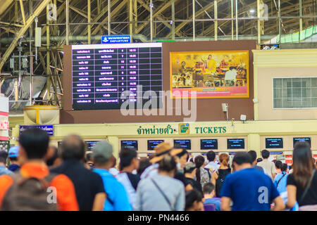 Bangkok, Thailand - 23 April, 2017: Passagiere warten auf einen Zug At Hua Lamphong Bahnhof, der Hauptbahnhof in Bangkok, Thailand. Stockfoto