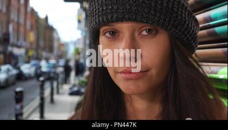 Close up Portrait von Mädchen mit Mütze an der Kamera auf der Suche nach urbanen City street Stockfoto