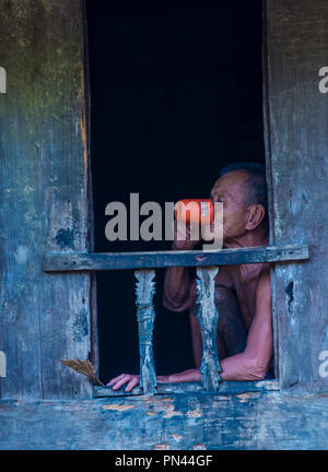 Laotischer Mann aus dem Dorf Bam Phoansa in Laos Stockfoto