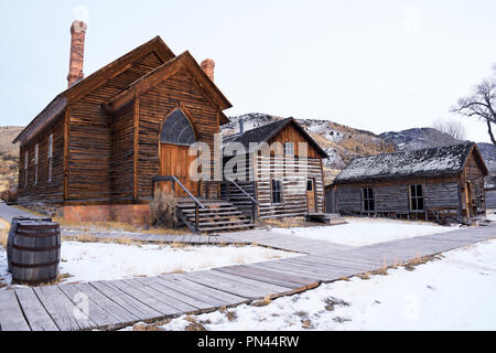 Im Bannack, Montana, USA - Dezember 15, 2017: alten rustikalen Gebäuden im Winter bei im Bannack Historic State Park Stockfoto