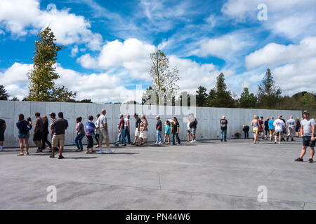 Besucher sehen die Mauer der Namen, am Ende der Memorial Plaza in Flug 93 National Memorial, Shanksville, Somerset County, Pennsylvania, USA Stockfoto
