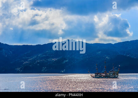 Touristische Kreuzfahrt auf dem Ashi-See mit Bergen und blauen Himmel im Hintergrund Stockfoto