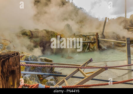 Owakudani-bergen aufsteigenden heißen Quelle Teich mit Misty und aktive Schwefel Lüftungsschlitze ist beliebt malerische Aussicht, den Vulkan Aktivität und schwarze Eier gekocht in heißen Quellen in Hakone, Stockfoto