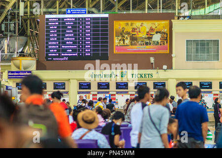 Bangkok, Thailand - 23 April, 2017: Passagiere warten auf einen Zug At Hua Lamphong Bahnhof, der Hauptbahnhof in Bangkok, Thailand. Stockfoto