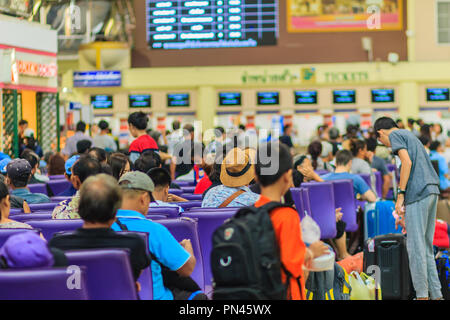 Bangkok, Thailand - 23 April, 2017: Passagiere warten auf einen Zug At Hua Lamphong Bahnhof, der Hauptbahnhof in Bangkok, Thailand. Stockfoto