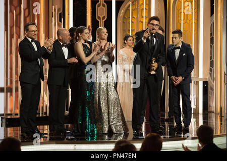 Die Annahme der Golden Globe für die beste TV-SERIE - Drama für "Mr. Roboter' (USA Network) ist Sam Esmail auf dem 73. jährlichen Golden Globe Awards im Beverly Hilton in Beverly Hills, CA am Sonntag, den 10. Januar 2016. Stockfoto