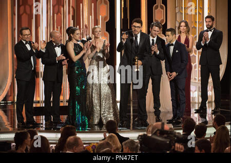 Die Annahme der Golden Globe für die beste TV-SERIE - Drama für "Mr. Roboter" (USA Network) sind Christian Slater, Steve Golin, Carly Chaikin, Portia Doubleday, Sam Esmail, Martin Wallström und Rami Malek auf dem 73. jährlichen Golden Globe Awards im Beverly Hilton in Beverly Hills, CA am Sonntag, den 10. Januar 2016. Stockfoto