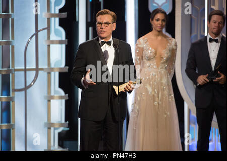 Der Golden Globe ist Aaron Sorkin für das beste Drehbuch - Motion Picture für die teve Jobs' auf dem 73. jährlichen Golden Globe Awards ausgezeichnet im Beverly Hotel in Beverly Hills, CA am Sonntag, den 10. Januar 2016. Stockfoto