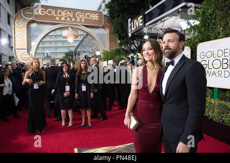 Moderator Olivia Wilde und Schauspieler Jason Sudeikis nehmen an der 73. jährlichen Golden Globe Awards im Beverly Hilton in Beverly Hills, CA am Sonntag, den 10. Januar 2016. Stockfoto