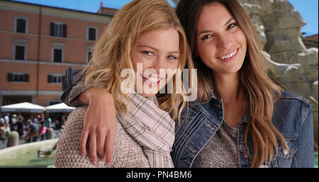 Zwei Freundinnen in Rom Italien reisen gerne posieren in der Nähe von Fiumi Brunnen Stockfoto