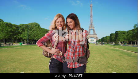 Paar weiße weibliche Backpackers in Paris unter selfie von Eiffel Turm auf dem Telefon Stockfoto