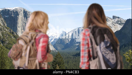 Paar junge weibliche Wanderer in der Natur mit Blick auf die Berge Stockfoto