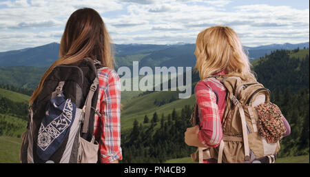 Paar junge weiße Frauen heraus Wandern in der Wildnis genießen Aussicht vom Hügel Stockfoto