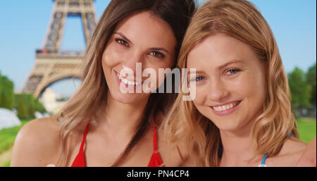 Zwei kaukasischen Frauen zusammen außerhalb von Eiffelturm in Paris. Stockfoto