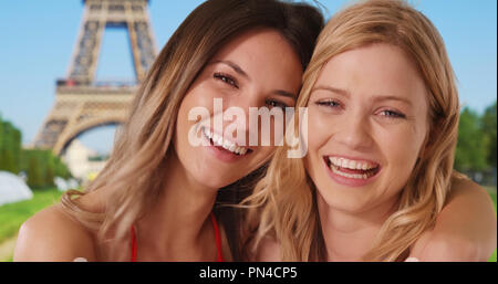 Zwei kaukasischen Frauen zusammen außerhalb von Eiffelturm in Paris. Stockfoto