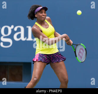 New York, NY - 27. August 2018: Venus Williams aus den USA zurück Kugel während der US Open 2018 Runde 1 Spiel gegen Svetlana Kuznetsova Russlands an USTA Billie Jean King National Tennis Center Stockfoto