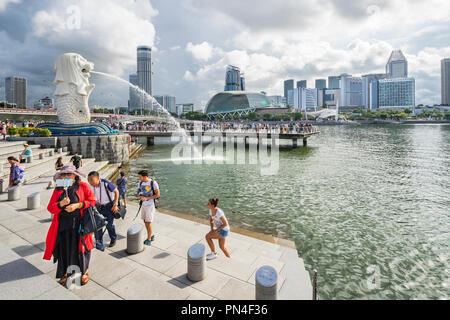 Selfie am Singapur Merlion Statue, Wasserspeienden Wasser in Marina Bay vor dem Hintergrund der Esplanade Theater an der Bucht und Marina Center Stockfoto