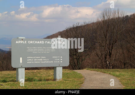 Das Apple Orchard fällt Weg führt Wanderer zu einem der vielen malerischen Wasserfällen, die entlang der Blue Ridge Parkway im Staat Virginia gefunden werden Stockfoto